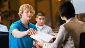 étudiant lors d'un entretien pour un job d'été