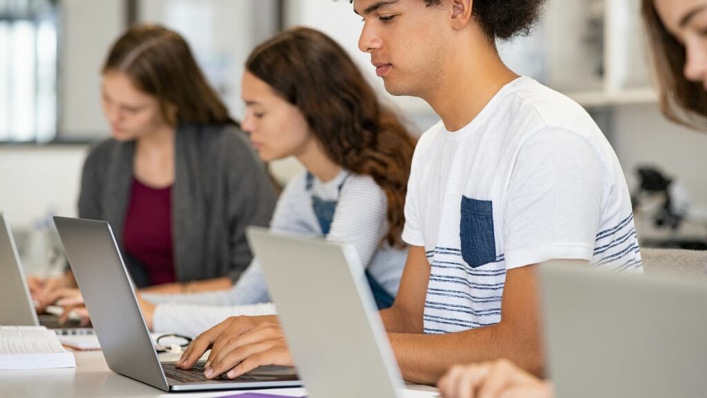 étudiants pouvant travailler grâce à l'aide équipement étudiant