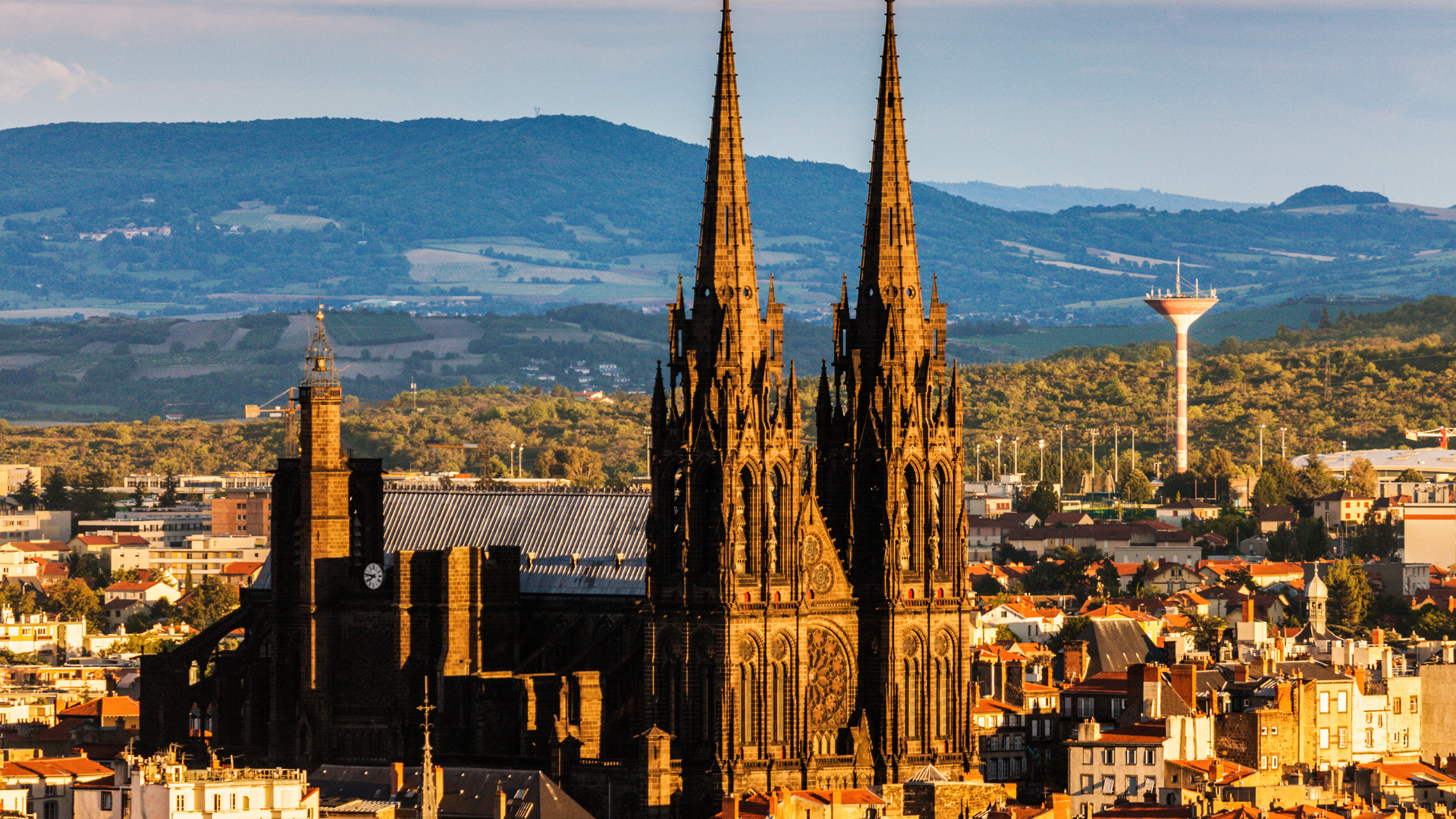 Clermont-Ferrand, ville étudiante avec des possibilités académiques et culturelles.