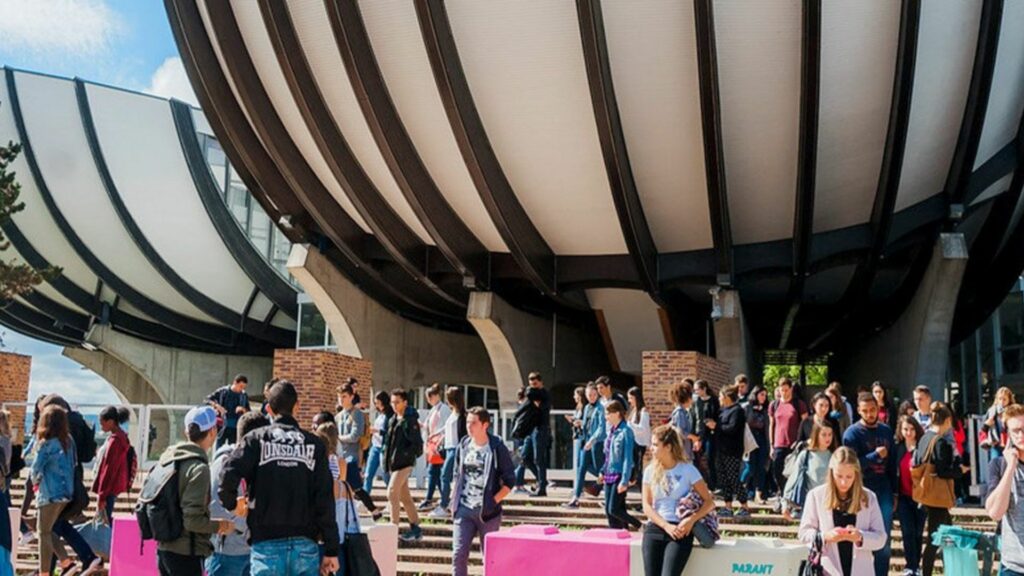 L'Université de Reims Champagne-Ardenne (URCA) est la principale institution d'enseignement supérieur à Reims