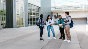 Étudiants préparant leur rentrée universitaire ou leur rentrée étudiante