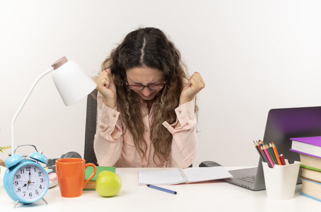 Étudiant boostant sa productivité avec une gestion de temps efficace et des outils adaptés